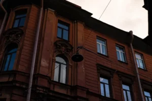 Villanyszerelő munka közben egy szegedi házban