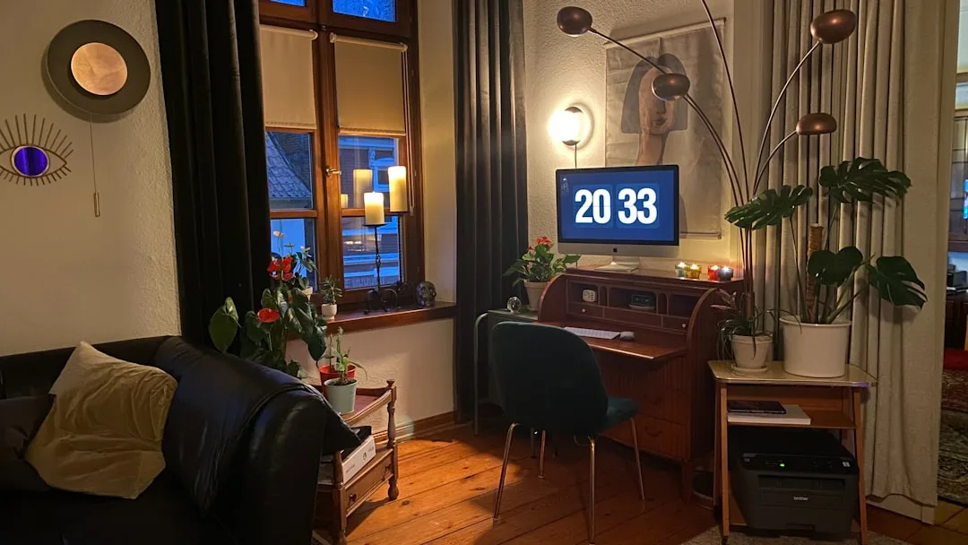 Villanyszerelő munka közben egy szegedi házban