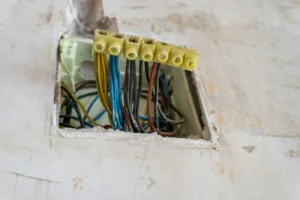 Egy villanyszerelő éppen otthoni kábelezést telepít.